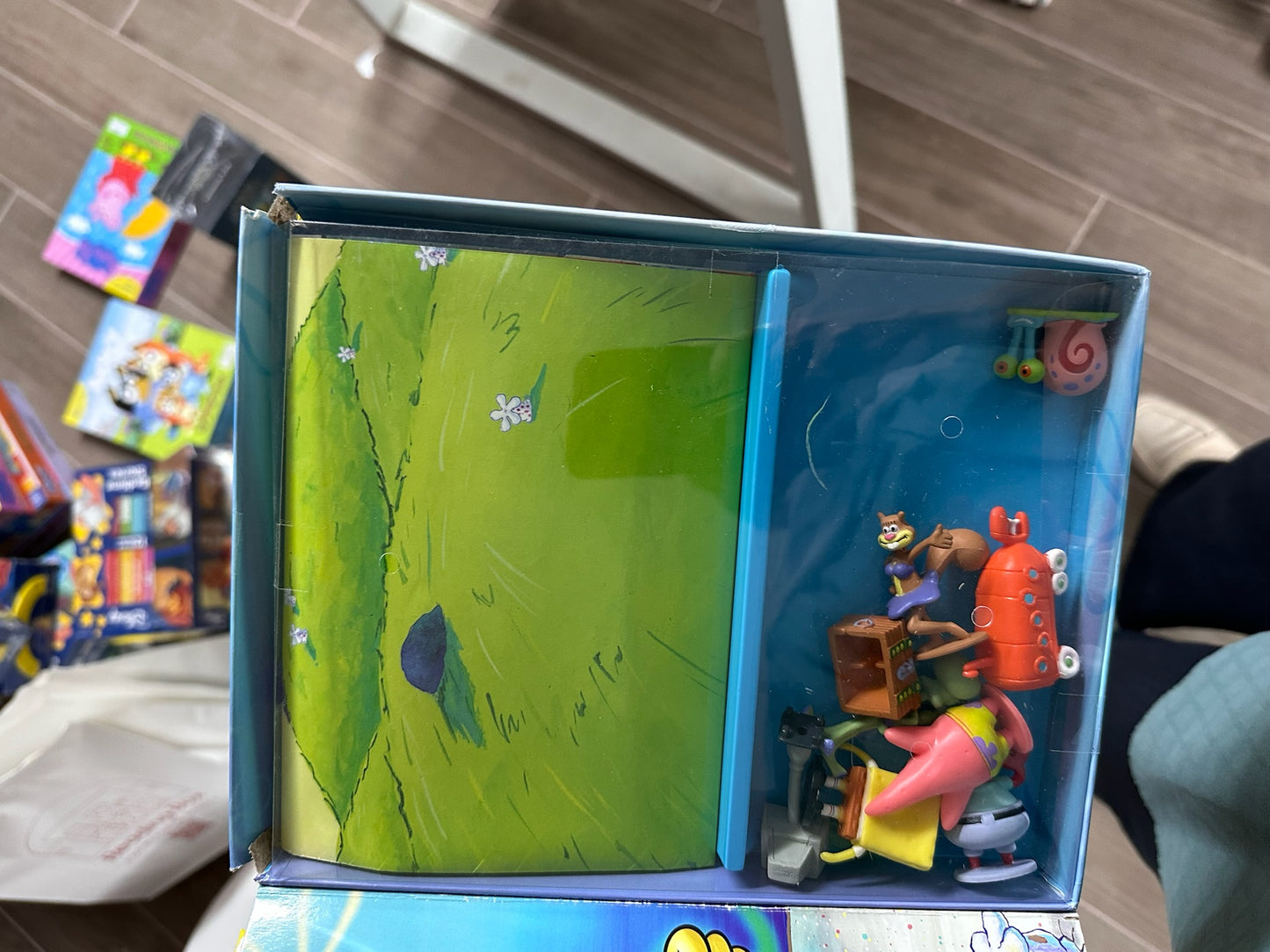 My busy book , Sponge Bob book with 10 toys and playing mat (بسعر مخفّض)