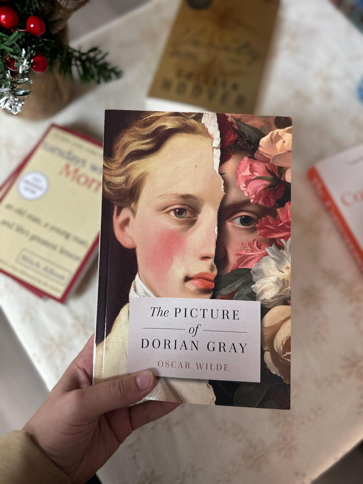 The Picture of Dorian Gray: A Collector's Edition Featuring Original Illustrations and an Exclusive Biography of Oscar Wilde