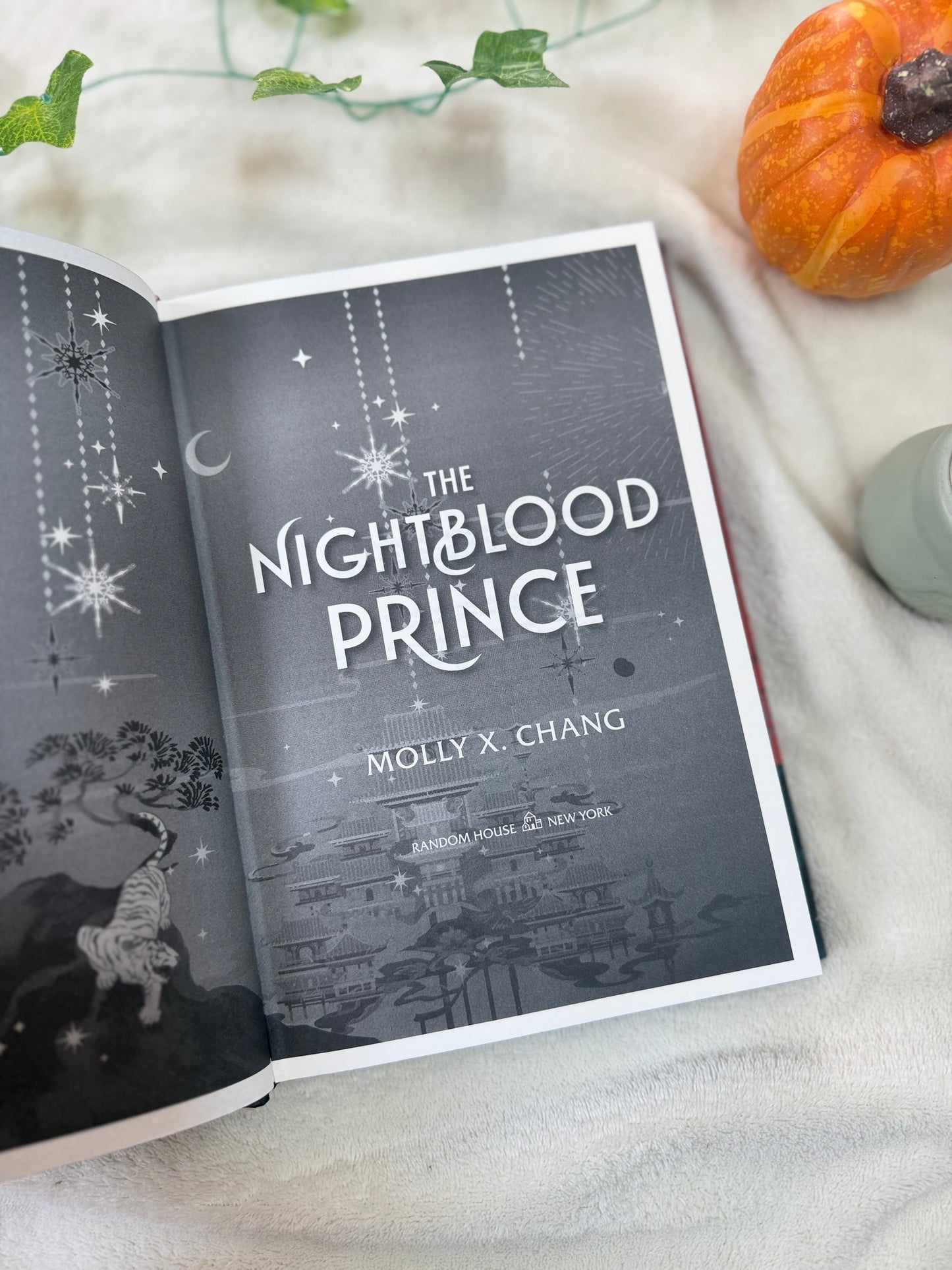The Nightblood Prince : Two princes. One prophecy. A fate she cannot outrun , Sprayed Edges
