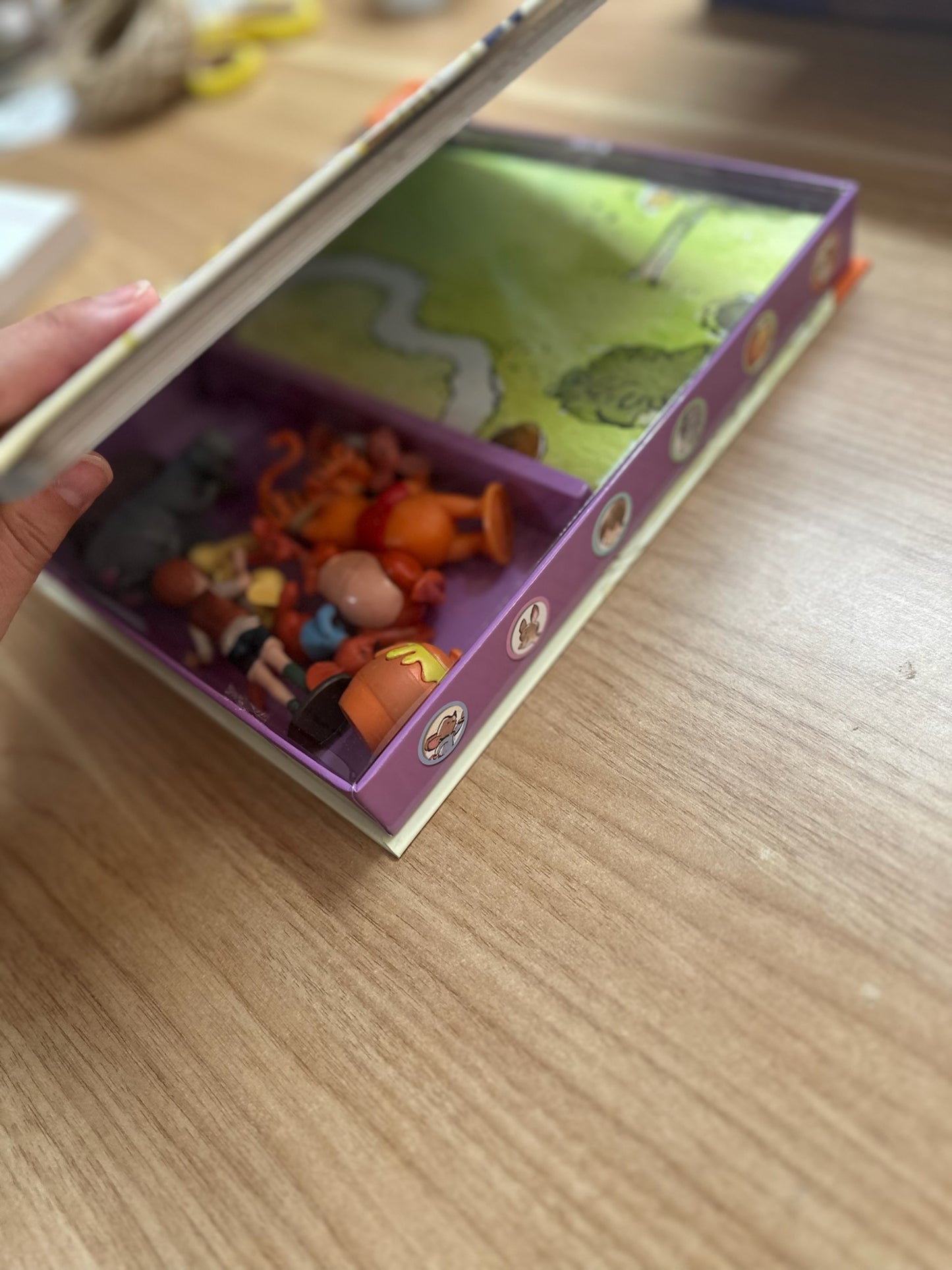 Disney Winnie the Pooh Classic My Busy Books - Storybook, 10 figurines, playmat