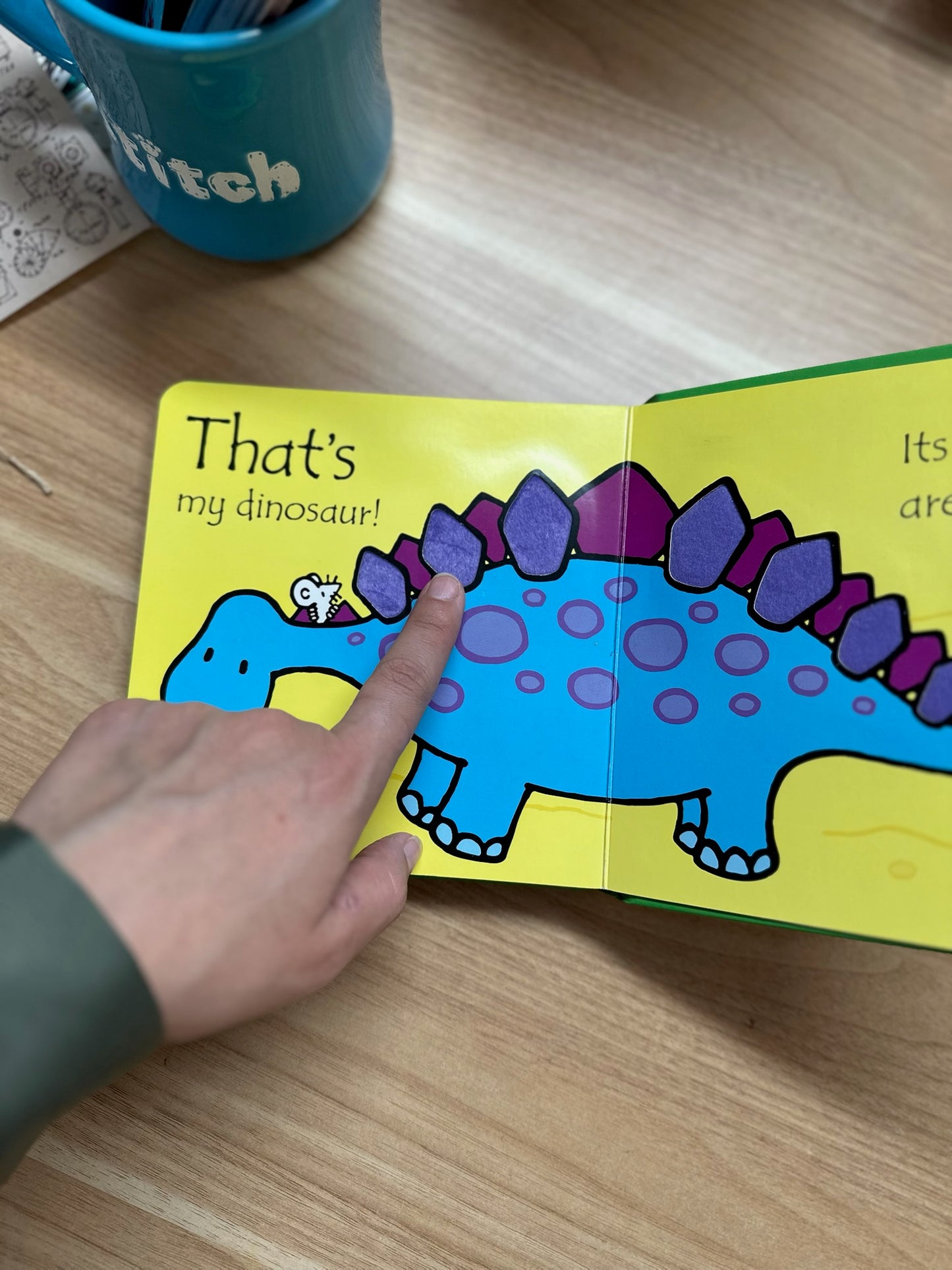 That's not my dinosaur...: An Interactive, Sensory Touchy-Feely Book Featuring Dinosaurs with Tactile Patches
