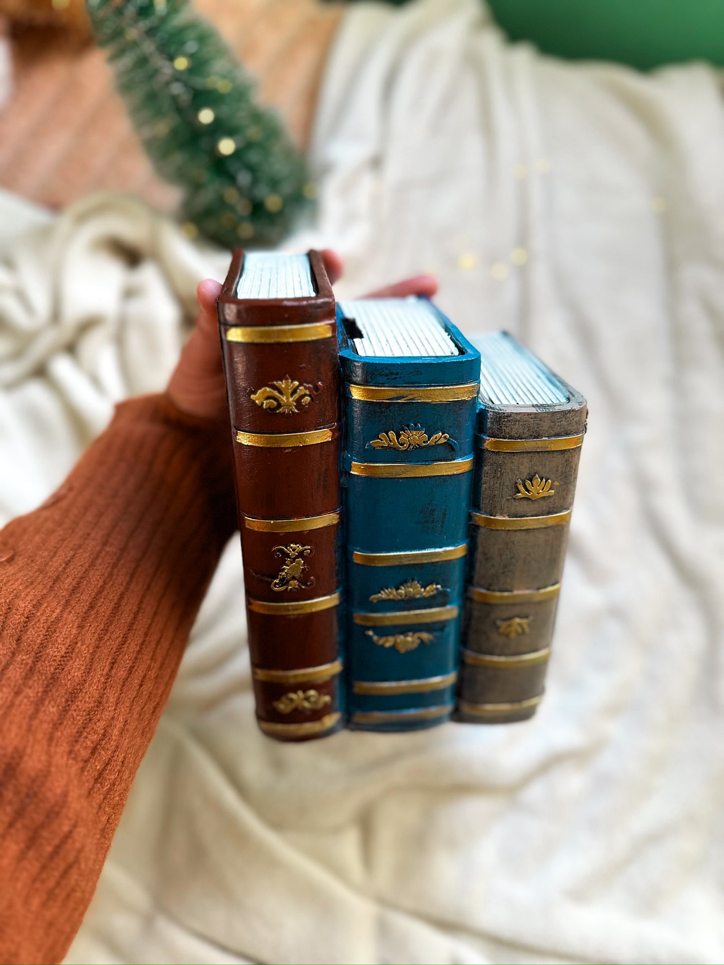 حصالة لتجميع الاموال على شكل كتاب