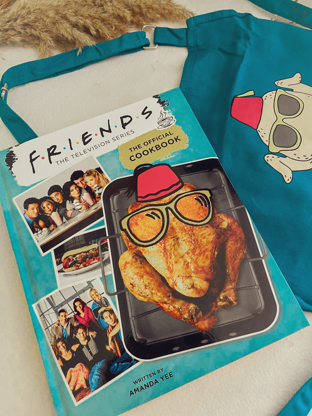 Friends: The Official Cooking Set (Book+ Apron), 100 recipes