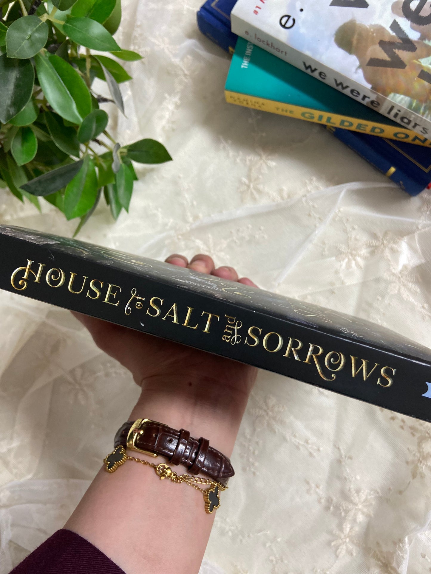 House of Salt and Sorrows (Sisters of the Salt)