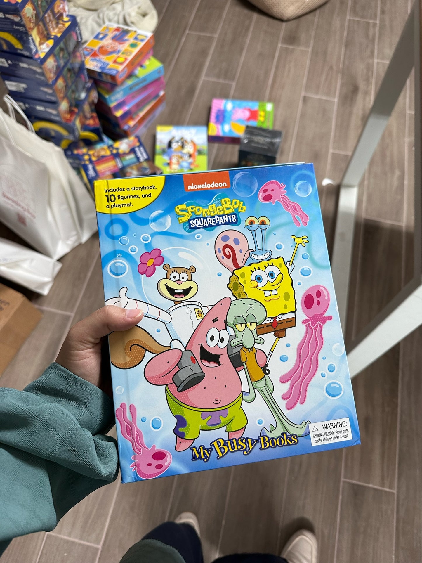 My busy book , Sponge Bob book with 10 toys and playing mat (بسعر مخفّض)