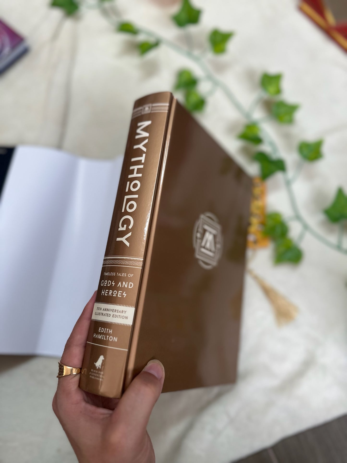 Mythology (Illustrated Edition): Timeless Tales of Gods and Heroes