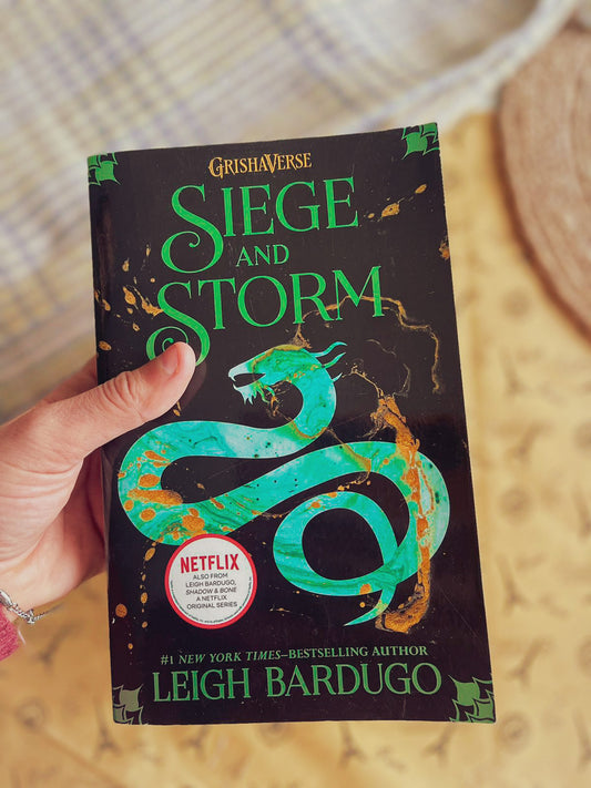 Siege and Storm (The Shadow and Bone Trilogy, 2)