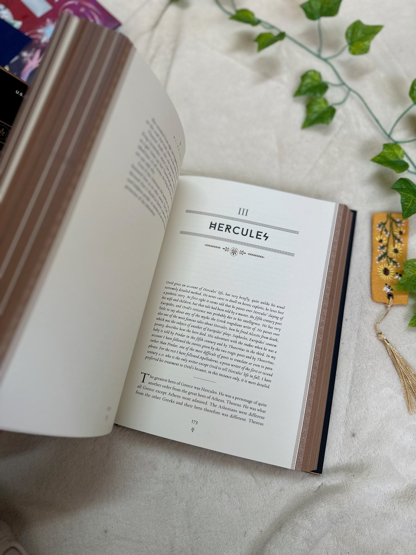 Mythology (Illustrated Edition): Timeless Tales of Gods and Heroes