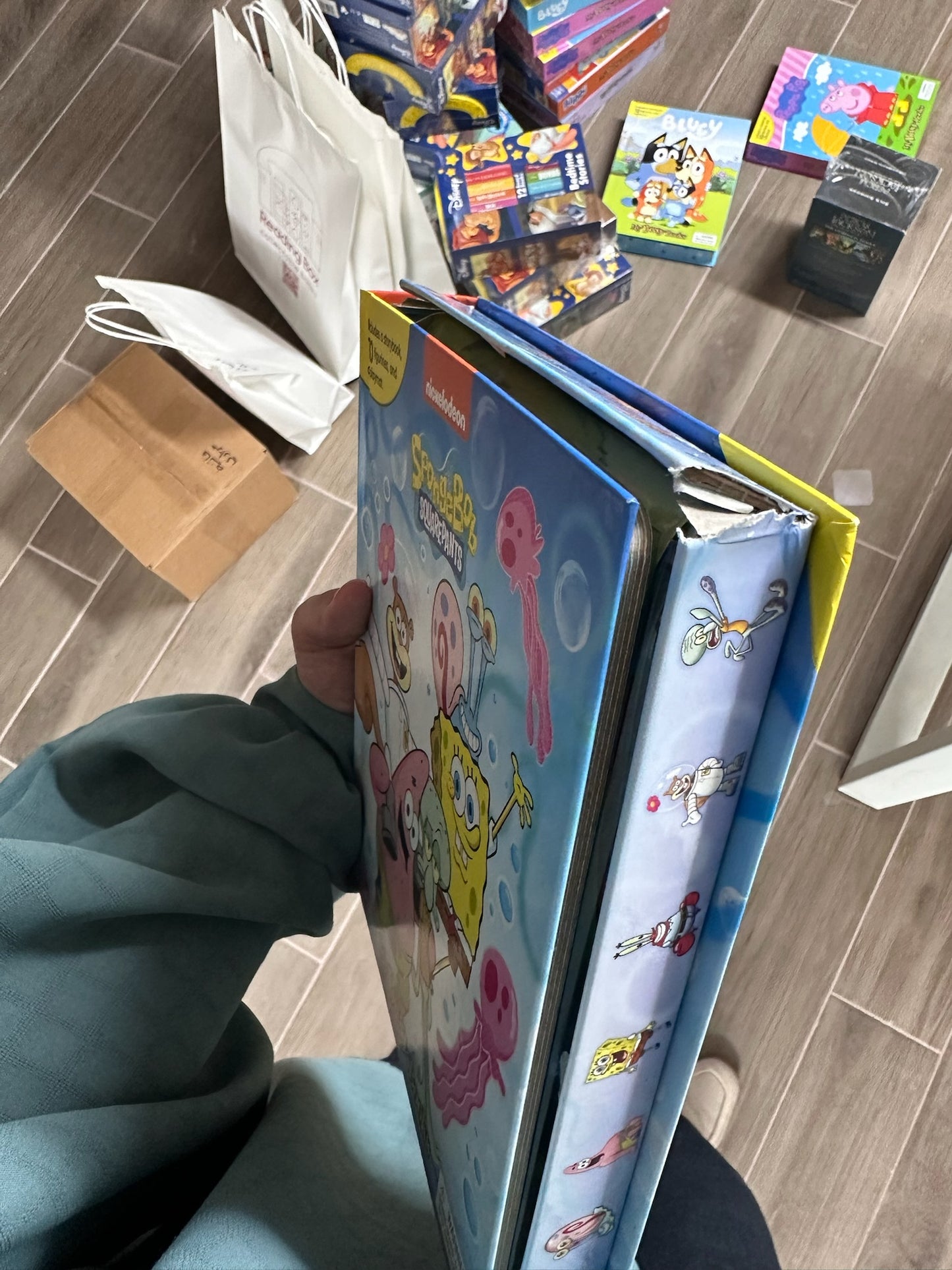 My busy book , Sponge Bob book with 10 toys and playing mat (بسعر مخفّض)